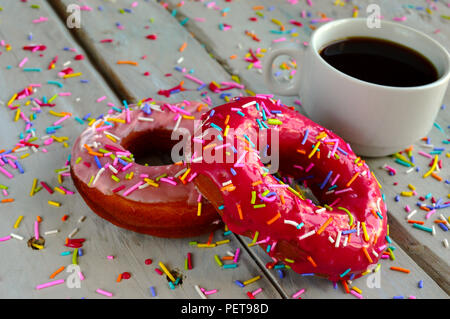 Donuts mit einer Tasse Kaffee Stockfoto