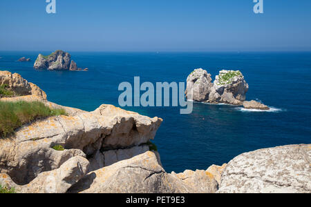 Kantabrien, Landschaft entlang der Küste Costa Quebrada, die gebrochene Küste, eine Gruppe von kleinen Inseln namens Urros De Liencres Stockfoto