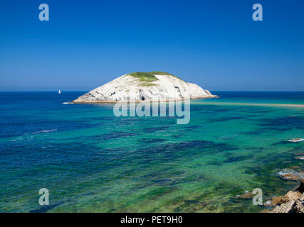 Kantabrien, Landschaft entlang der Küste Costa Quebrada, die gebrochene Küste, spektakulären Strand Playa de Los Covachos, Sandbänken teilweise durch Ebbe ausgesetzt Stockfoto