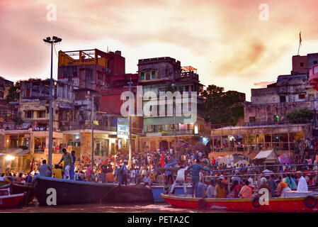 Indische Menschen und Touristen auf Boote bei Dashashwamedh Ghat am Ganges am Abend Stockfoto