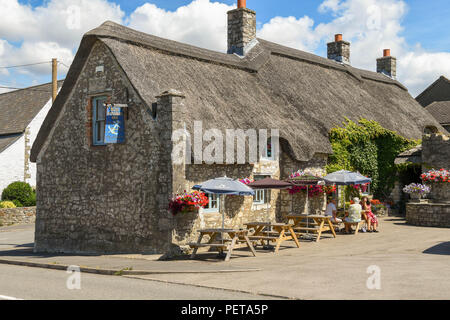 Die Blue Anchor Inn, einem alten traditionellen öffentlichen Haus mit Strohdach in Aberthaw in der Nähe von Barry, Wales. Stockfoto