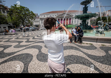 Junge, ein Bild für die Touristen am Rossio-platz in Lissabon, Portugal Stockfoto