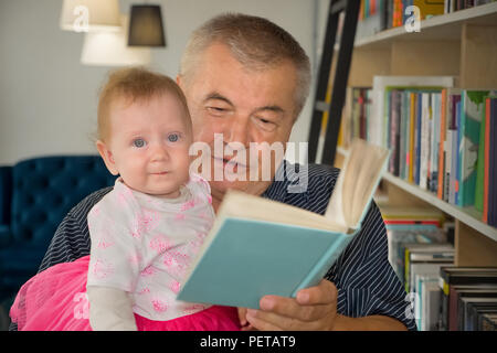 Wissen und Buch. Glückliche Familie. Die wesentlichen Werte. Stockfoto