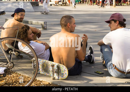 Paris Skater-Skater auf dem Place de la Republique in Paris, Frankreich, Europa zu plaudern. Stockfoto