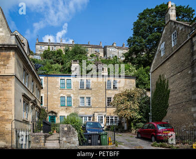 Reihenhaus georgianischen Häusern auf steilen Hang in Bradford on Avon, Wiltshire, Großbritannien am 25. Juni 2013 Stockfoto