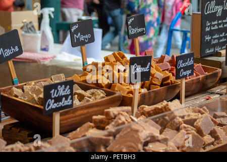Traditionelles britisches Fudge auf Verkauf in eine Konditorei in der London Borough Markt, UK Abschaltdruck Stockfoto