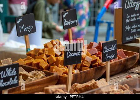 Traditionelles britisches Fudge auf Verkauf in eine Konditorei in der London Borough Markt, UK Abschaltdruck Stockfoto