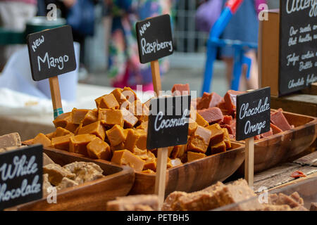 Traditionelles britisches Fudge auf Verkauf in eine Konditorei in der London Borough Markt, UK Abschaltdruck Stockfoto