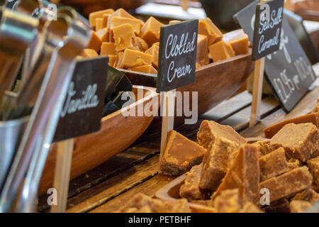 Traditionelles britisches Fudge auf Verkauf in eine Konditorei in der London Borough Markt, UK Abschaltdruck Stockfoto
