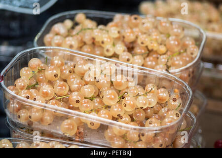 Frische gelbe Johannisbeeren auf Verkauf in Borough Markt, Southwark, London, UK Stockfoto