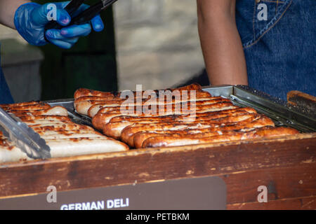 BBQ deutsche Würstchen, gegrillte von einem Verkäufer im Borough Markt, Southwark, London, UK Stockfoto