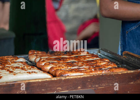 BBQ deutsche Würstchen, gegrillte von einem Verkäufer im Borough Markt, Southwark, London, UK Stockfoto