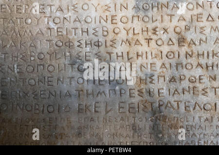 Antike griechische Buchstaben auf einem Stein geschrieben Stockfoto