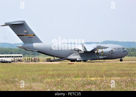 Teilnehmer mit der Patriot Krieger Übung 2018 Durchführung einer Übung Training Szenario August 14, 2018, enthält eine C-17 Globemaster III an der Sparta-Fort McCoy Flughafen am Fort McCoy, Wis Patriot Krieger ist Air Force Reserve Command der Übung zur Verfügung stellen Finden Flieger eine Gelegenheit, mit gemeinsamen und internationalen Partnern in der Luftbrücke, aeromedical Evacuation zu trainieren, und Unterstützung bei der Mobilität. Patriot Krieger ist bei der Installation in der gleichen Zeit wie die globale Medic 2018 Übung und der Armee finden Combat Support Training Übung 86-18-02, die durch die 86 Ausbildung D koordiniert wird gehalten Stockfoto