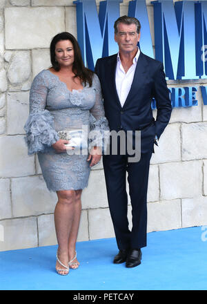 Die Weltpremiere von "Mamma Mia! Hier gehen wir wieder an den Eventim Apollo - Ankunft Mit: Pierce Brosnan, Keely Shaye Smith Wo: London, Großbritannien Wann: 16 Jun 2018 Credit: Mario Mitsis/WENN.com gehalten Stockfoto