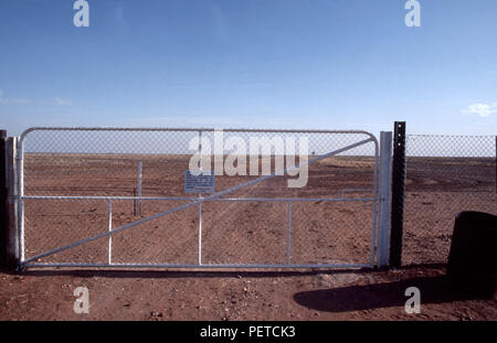 Der Dingo Zaun oder Dog Fence ist eine Plage - Ausschluss Zaun, wurde in Australien während der Jahre 1880 und 1885 beendete Dingos heraus zu halten. Stockfoto