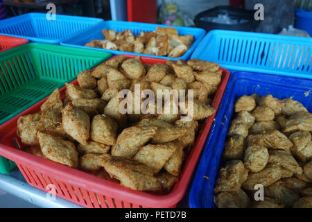 Fischpaste Kuchen auf Markt für verkaufen Stockfoto