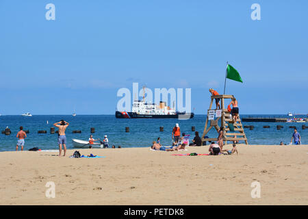 Die großen Seen US Coast Guard Cutter Neah Bay sitzt weg von Chicagos North Avenue Beach in der Vorbereitung für die Luft 2018 und Wasser zeigen. Stockfoto