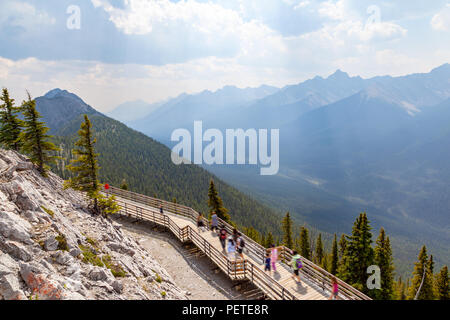 Ein Holzsteg auf Schwefel Berg mit Panoramablick auf die Bergkette Silhouette in den kanadischen Rockies Banff National Park. Stockfoto