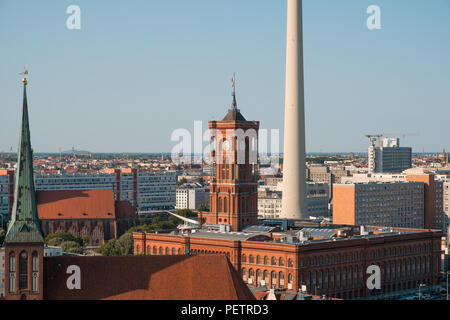 Rote Stadt Hall (Rotes Rathaus) und Fernsehturm, Berlin Alexanderplatz Stockfoto