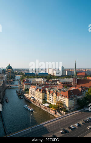 Berlin, Deutschland - August 2018: Luftbild auf dem historischen Stadtteil (Nikolaiviertel), die Spree und den Berliner Dom Stockfoto