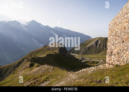 Alpine Landschaft auf der Oberseite der Großglockner, mit der Straße in den Hintergrund, die in den österreichischen Alpen in Europa im Sommer Stockfoto