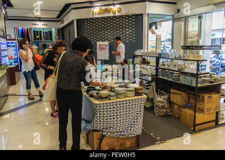 Bangkok, Thailand - 2. März 2017: Unbekannter tourist Shopping für keramische Masse Waren zum Verkauf im China World Shopping Mall bei Wangburapa, Bang Stockfoto