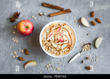 Apple Pie Smoothie Schüssel. Frühstück smoothie Schale mit Äpfeln, Zimt, Mandelmilch, Hafer Müsli, gesalzen Karamell und Gewürze, Ansicht von oben, kopieren. Stockfoto