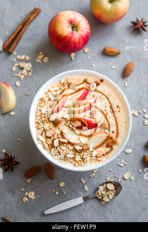 Apple Pie Smoothie Schüssel. Frühstück smoothie Schale mit Äpfeln, Zimt, Mandelmilch, Hafer Müsli und Gewürze, Ansicht von oben. Stockfoto