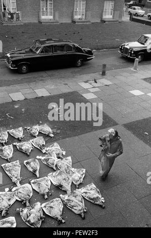 Beerdigung 70s UK. Hoxton East London Frau bringen Blumen und ihr Respekt zu bezahlen. 1970 s UK HOMER SYKES Stockfoto