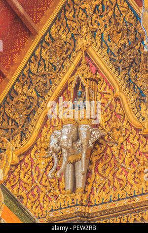 Schöne Skulptur des Engels, der auf drei Köpfe Elefanten auf der Giebelseite des Buddhistischen Kirche in thailändischen Tempel. Stockfoto