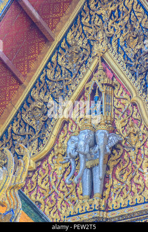 Schöne Skulptur des Engels, der auf drei Köpfe Elefanten auf der Giebelseite des Buddhistischen Kirche in thailändischen Tempel. Stockfoto