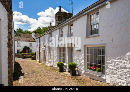 UK, Cumbria, Dentdale, Dent, attraktive weiß getünchten Cottages in gepflasterten Dorfstraße Stockfoto