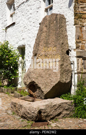 UK, Cumbria, Dentdale, Dent, Main Street, Geologe Adam Sedgwick Stein Obelisk Denkmal Stockfoto