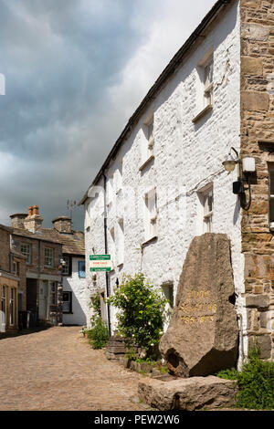 UK, Cumbria, Dentdale, Dent, Main Street, Geologe Adam Sedgwick Stein Obelisk Denkmal Stockfoto