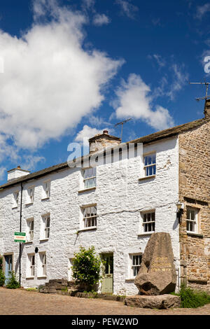 UK, Cumbria, Dentdale, Dent, Main Street, Geologe Adam Sedgwick Stein Obelisk Denkmal Stockfoto