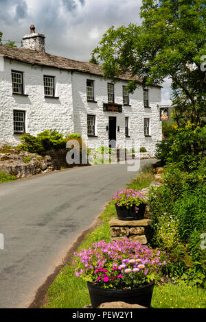 UK, Cumbria, Dentdale, Cowgill, Kuh Dub, bunte Blumen außerhalb Sportsman's Inn, weiß getünchten Land Public House Stockfoto