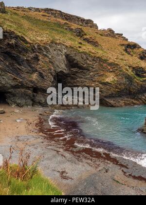 Eine Höhle am Strand von Tintagel in Cornwall. Stockfoto