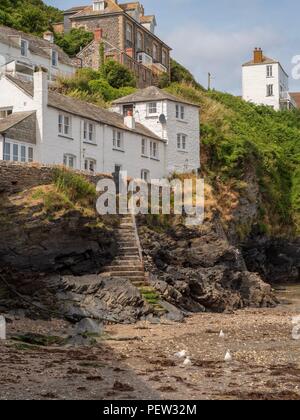 Häuser auf dem Felsen am Hafen für Tintagel in Cornwall gebaut Stockfoto