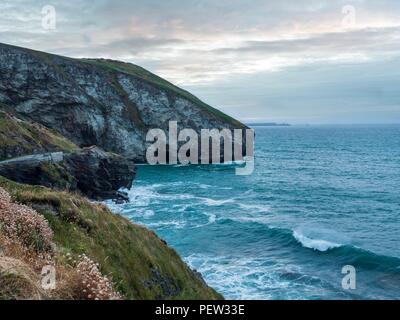 Mit Blick auf die Wellen an der Küste in Trebarwith Strand, Cornwall Stockfoto