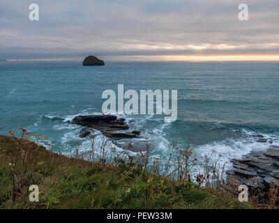 Mit Blick auf den Sonnenuntergang über dem Meer an der Küste von North Cornwall Stockfoto