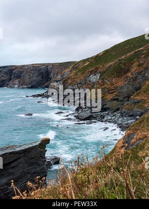 Mit Blick auf die Wellen an der Küste in der Nähe von Trebarwith Strand, Cornwall Stockfoto