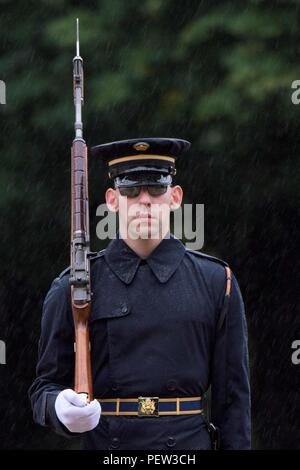 Sgt. Patrick Leamy, Grab Sentinel, 4. Bataillon, 3 US-Infanterie Regiment, Orte eine Rose auf jeder der vier Krypten der Unbekannten während seiner letzten Spaziergang Zeremonie, Oktober 2, 2015, am Grab des Unbekannten Soldaten, den Nationalfriedhof Arlington, Virginia Leamy hat die Ehre, Abzeichen halten Sie die Nummer 616 und fährt das Grab nach 34 Monaten im Dienst des Unbekannten. (U.S. Armee Fotos von Cpl. Cody W. Torkelson) Stockfoto