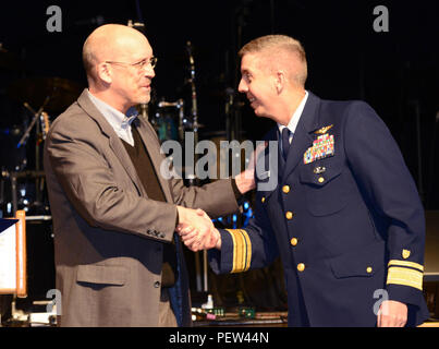 Hintere Adm. Dan Abel, Coast Guard 17. Bezirk Commander, schüttelt Hände mit Dave Landis, Bürgermeister der Ketchikan Gateway Borough, während einer Zeremonie, durch die grössere Ketchikan Handelskammer an Ted Fähre Civic Center in Ketchikan, Alaska, Jan. 30, 2016 gehostet wird. Die Zeremonie anerkannt Ketchikan als offizieller Küstenwache Stadt. (U.S. Coast Guard Foto von Petty Officer 3rd Class Meredith A. Manning) Stockfoto