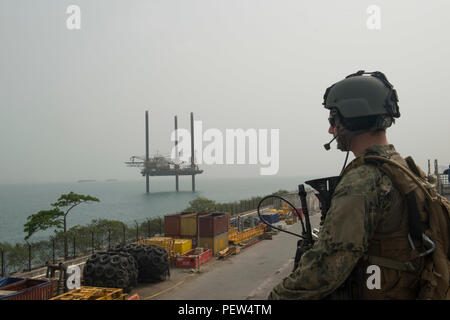 160202-N-WV 703-035 SEKONDI, Ghana (Feb. 2, 2016) - der bootsmann Mate 3. Klasse Brian Collins steht, sehen sie sich als Teil der eingeschifft Security Team an Bord USNS Speerspitze (T-EPF 1) Feb 02, 2016. Die Military Sealift Command expeditionary schnelles Transportschiff USNS Speerspitze ist auf einem geplanten Einsatz in den USA 6 Flotte Bereich der Maßnahmen der internationalen Zusammenarbeit capacity building Programm Afrika Partnerschaft Station zu unterstützen. (U.S. Marine Foto von Mass Communication Specialist 3. Klasse Amy M. Ressler/Freigegeben) Stockfoto