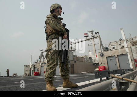 160202-N-WV 703-035 SEKONDI, Ghana (Feb. 2, 2016) - der bootsmann Mate 3. Klasse Stevi Brandis steht, sehen sie sich als Teil der eingeschifft Security Team an Bord USNS Speerspitze (T-EPF 1) Feb 02, 2016. Die Military Sealift Command expeditionary schnelles Transportschiff USNS Speerspitze ist auf einem geplanten Einsatz in den USA 6 Flotte Bereich der Maßnahmen der internationalen Zusammenarbeit capacity building Programm Afrika Partnerschaft Station zu unterstützen. (U.S. Marine Foto von Mass Communication Specialist 3. Klasse Amy M. Ressler/Freigegeben) Stockfoto