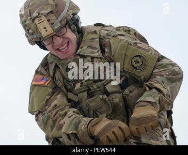 Sgt. Jeremia Ortiz, ein M1127 Stryker Reconnaissance Vehicle Commander mit der 3. Staffel, 2. Kavallerie Regiments, aus Vilseck, Deutschland stationiert, ursprünglich aus Orem, Utah, drückt aus, wie schwierig es ist, eine medizinische, zum automatischen Scharfschalten Stretcher mit Logs gefüllt bei einem Stress schießen Übung in Adazi Training Area in Lettland, Feb 1, 2016 Ein 8-Fuß berm ziehen. Stockfoto