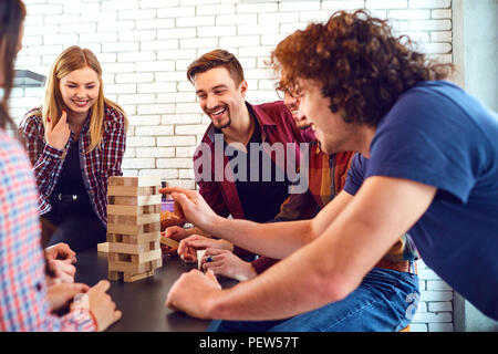 Eine fröhliche Gruppe von jungen Menschen spielen. Stockfoto