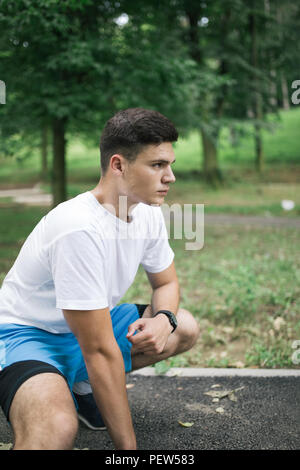 Attraktiven jungen Mann Sport Fitness runner Fertig zum Joggen im Freien. Stockfoto