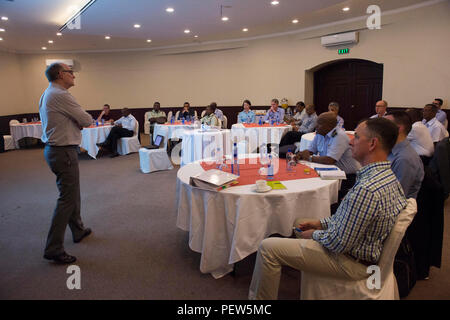 160203-N-TC 720-052 Port Victoria, Seychellen (Feb. 3, 2016) - Professor Larry McCabe, von der Naval War College, führt einen Teil einer Führungsperson Symposium während der Übung Cutlass Express 2016 Februar 3. Cutlass Express ist eine in den USA Africa Command - geförderte Multinationale maritime Übung entwickelt, Sicherheit und Gefahrenabwehr im Seeverkehr in den Gewässern vor Ostafrika zu erhöhen, den westlichen Indischen Ozean und im Golf von Aden. (U.S. Marine Foto von Mass Communication Specialist 2. Klasse Mat Murch/Freigegeben) Stockfoto